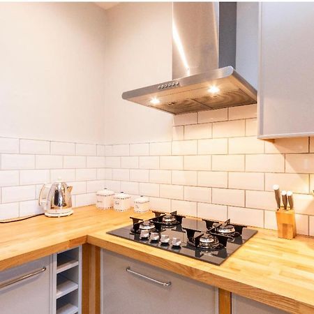 New Town Apartment With Castle View Единбург Екстериор снимка