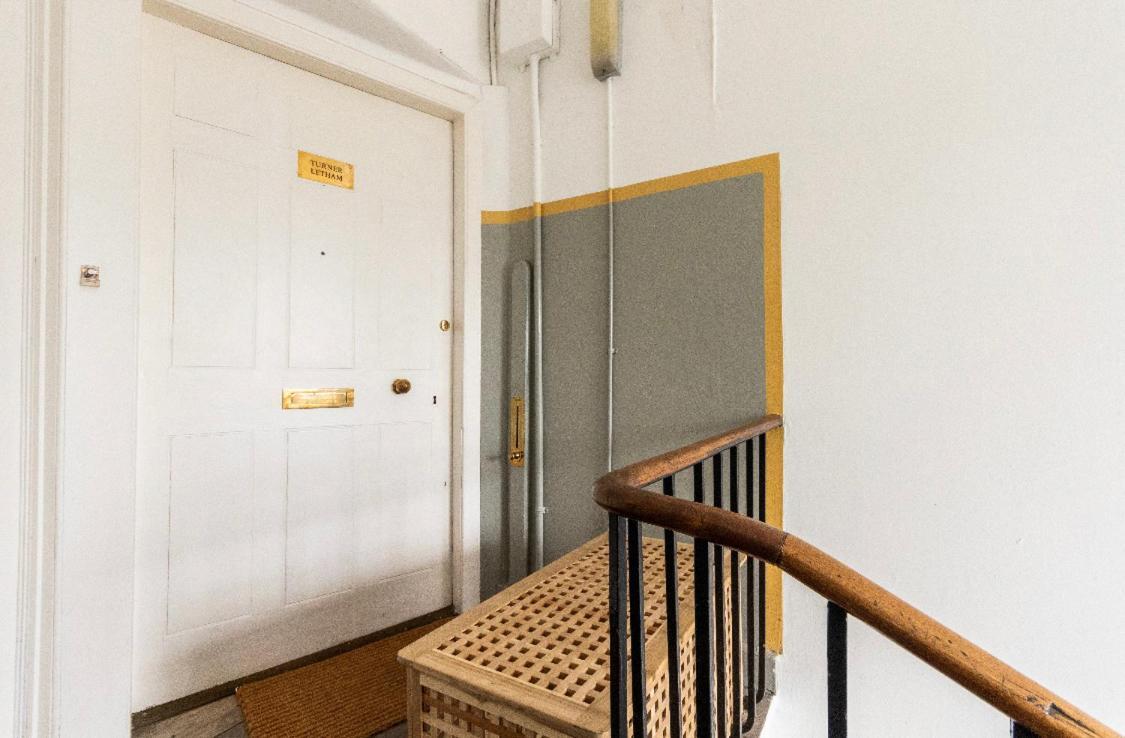 New Town Apartment With Castle View Единбург Екстериор снимка