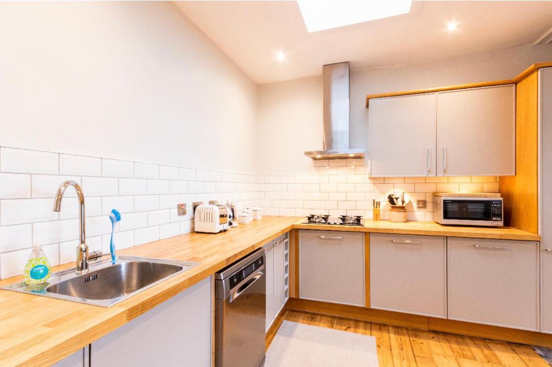 New Town Apartment With Castle View Единбург Екстериор снимка